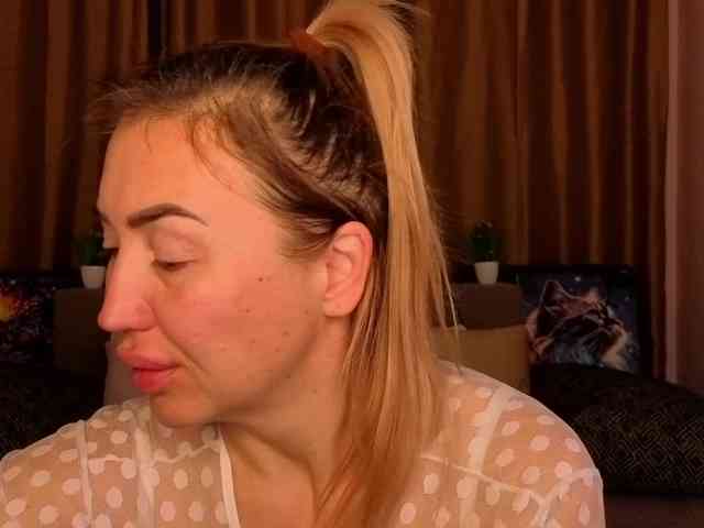 Jullyblondkiss webcam