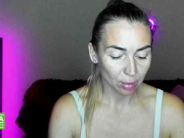Jullyblondkiss webcam