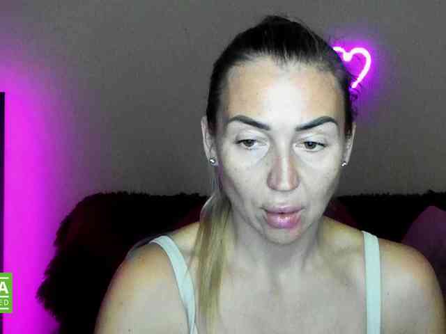 Jullyblondkiss webcam