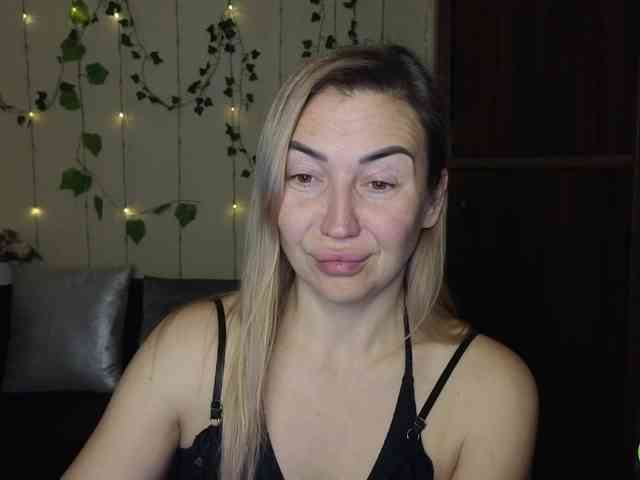 Jullyblondkiss webcam