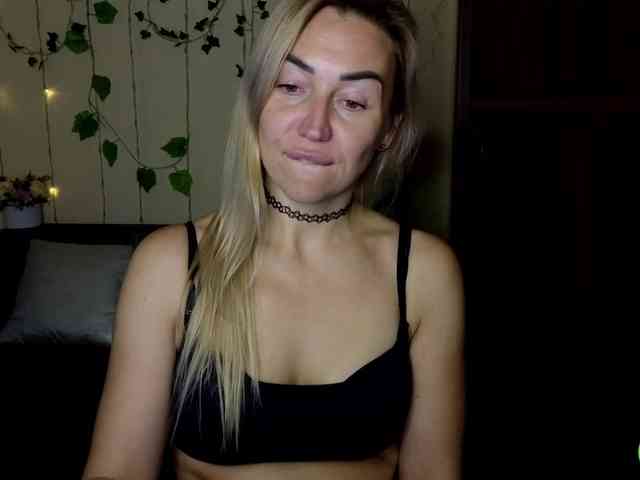Jullyblondkiss webcam