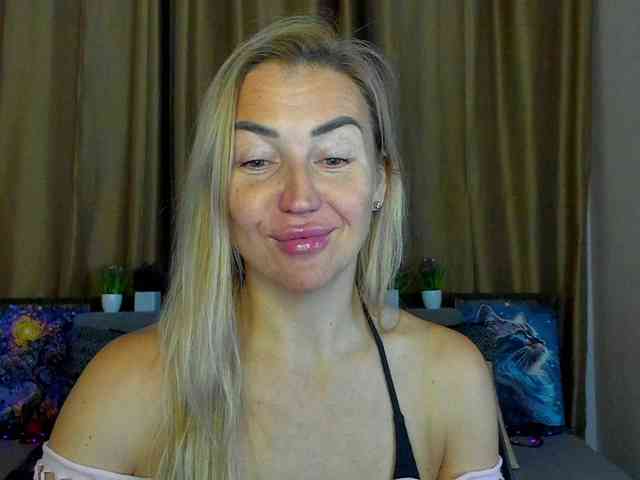 Jullyblondkiss webcam