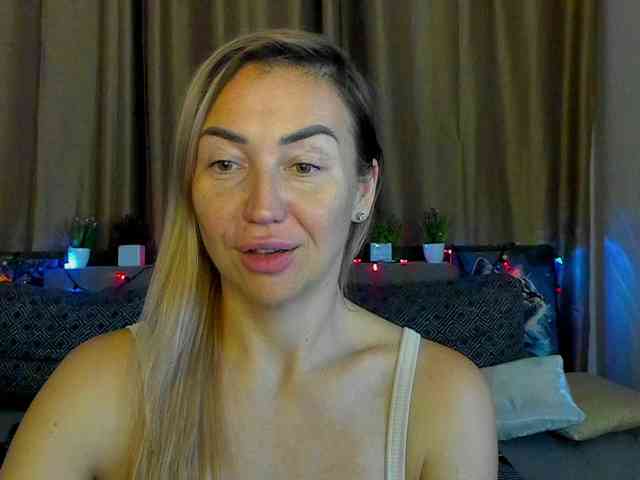 Jullyblondkiss webcam