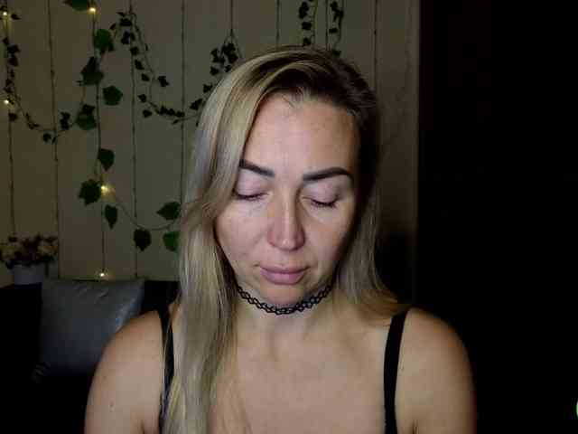 Jullyblondkiss webcam