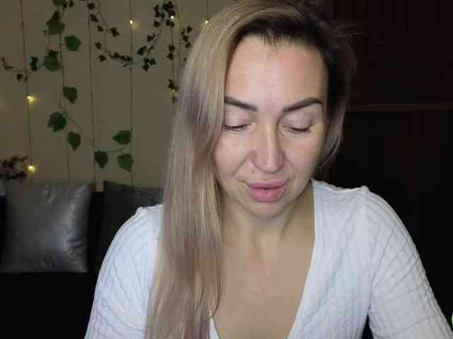 Jullyblondkiss webcam