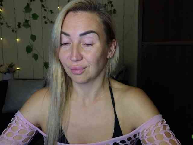 Jullyblondkiss webcam