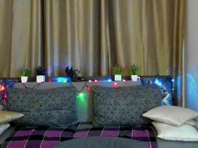 Jullyblondkiss Live Webcam on BongaCams