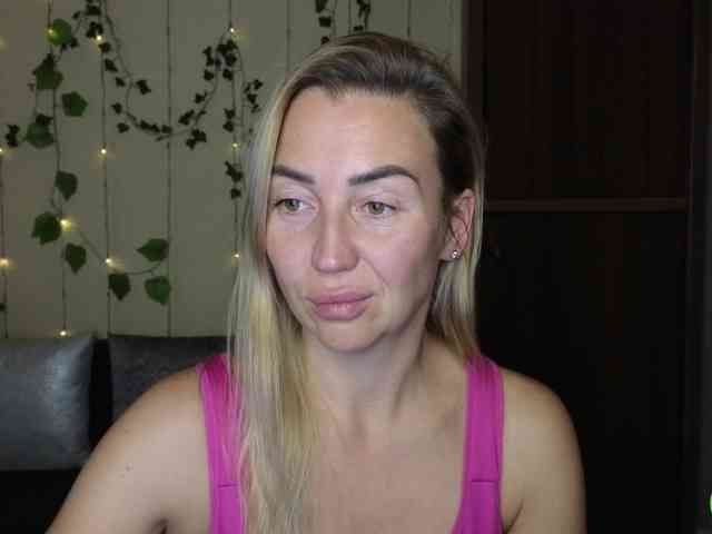 Jullyblondkiss webcam