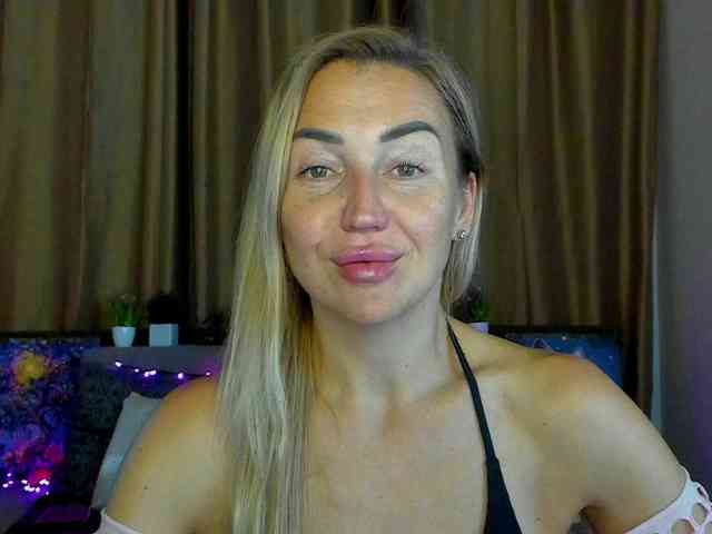 Jullyblondkiss webcam