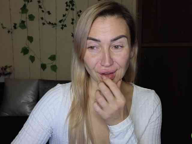 Jullyblondkiss webcam