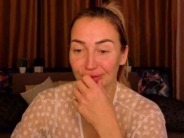 Jullyblondkiss webcam