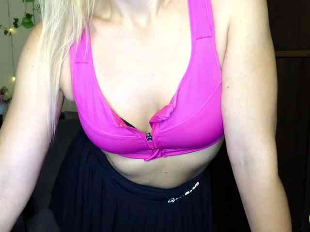 Jullyblondkiss webcam