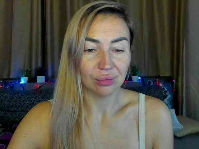 Jullyblondkiss webcam