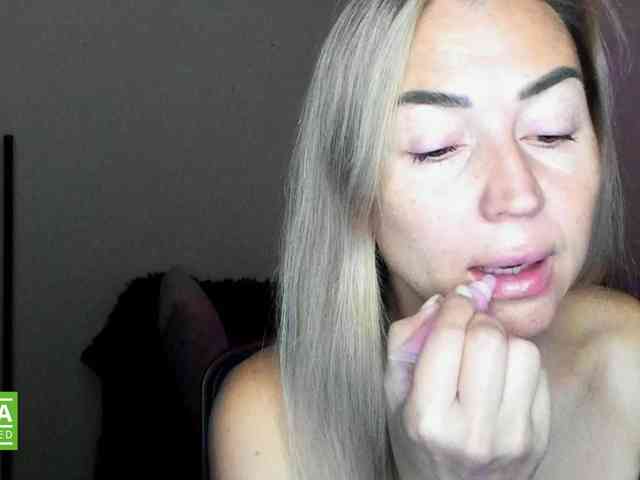Jullyblondkiss webcam