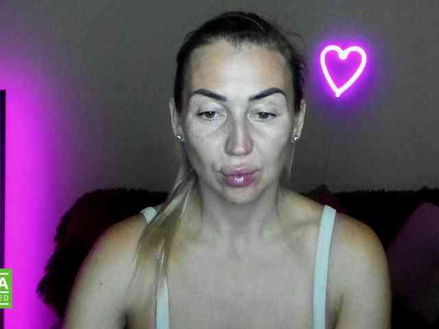 Jullyblondkiss webcam