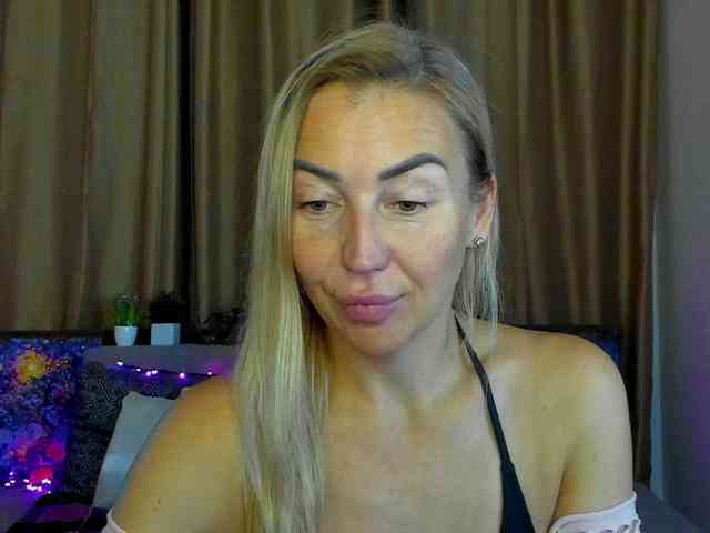 Jullyblondkiss webcam