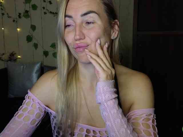 Jullyblondkiss webcam