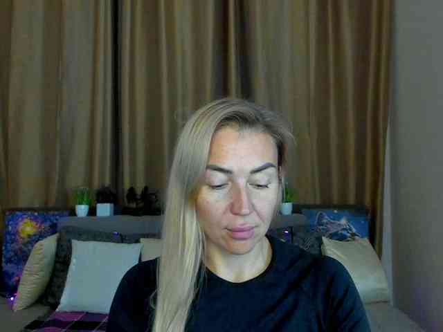 Jullyblondkiss webcam