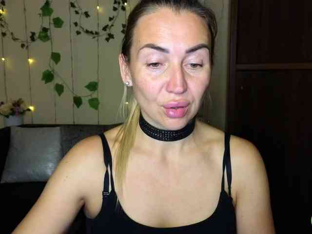 Jullyblondkiss webcam