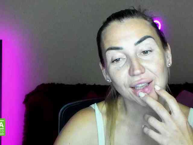 Jullyblondkiss webcam