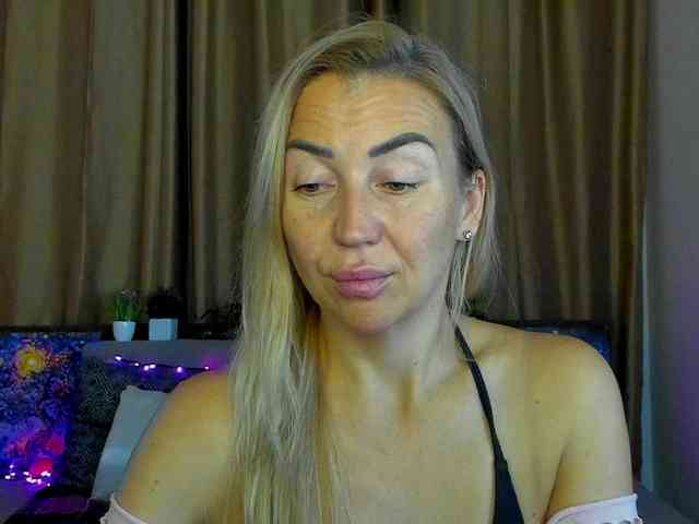 Jullyblondkiss webcam