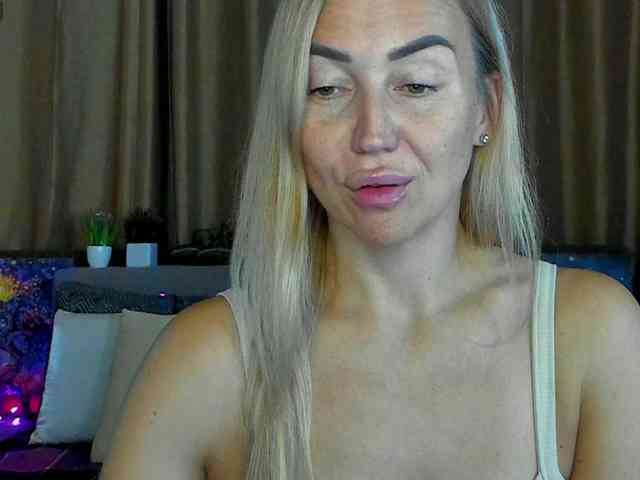 Jullyblondkiss webcam
