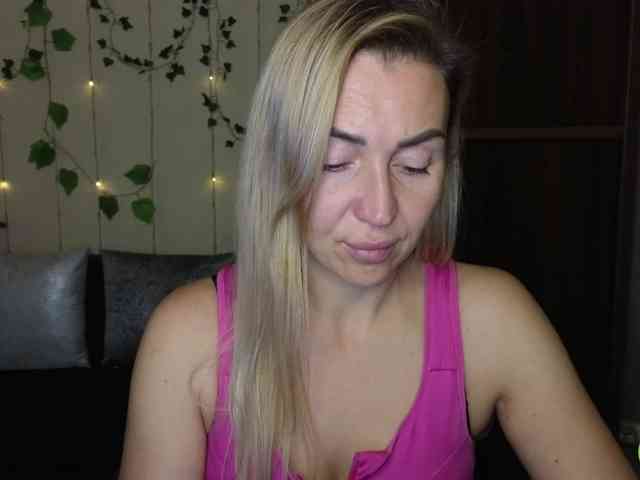 Jullyblondkiss webcam