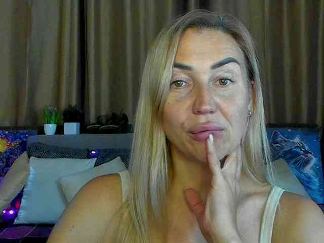 Jullyblondkiss webcam
