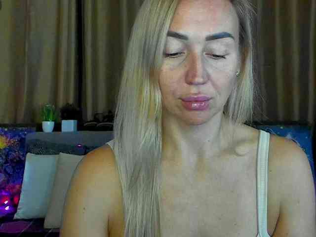 Jullyblondkiss webcam