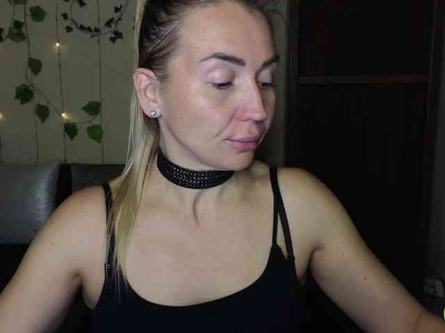 Jullyblondkiss webcam