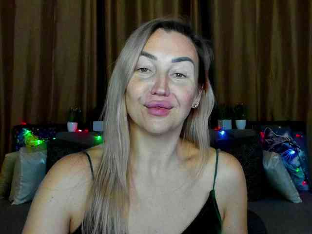 Jullyblondkiss webcam