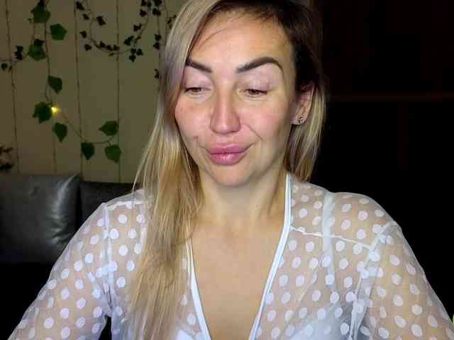 Jullyblondkiss webcam