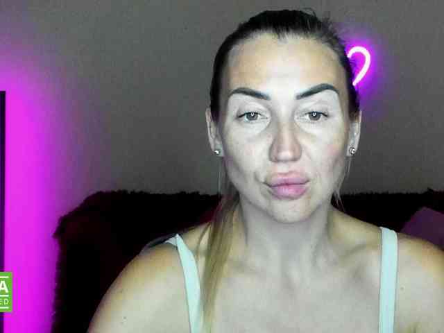 Jullyblondkiss webcam