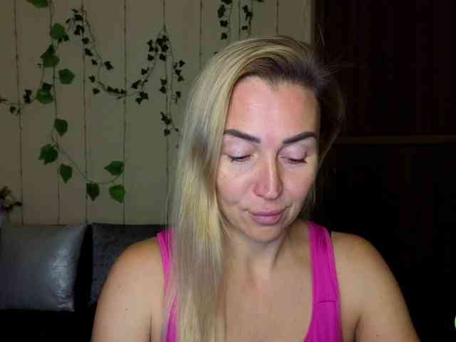 Jullyblondkiss webcam