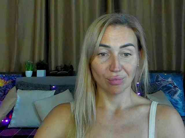 Jullyblondkiss webcam
