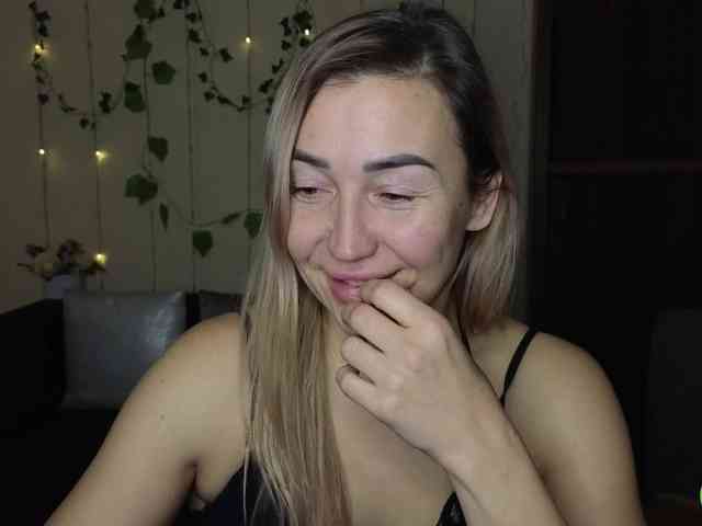 Jullyblondkiss webcam