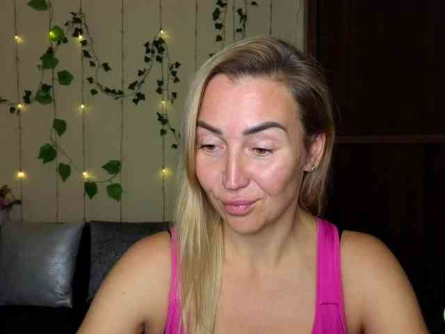 Jullyblondkiss webcam