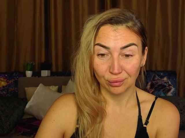 Jullyblondkiss webcam