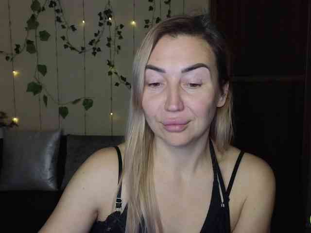 Jullyblondkiss webcam