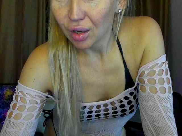 Jullyblondkiss webcam
