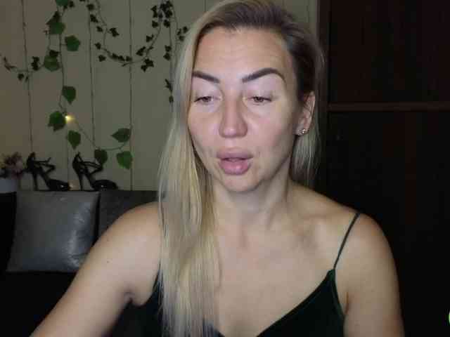 Jullyblondkiss webcam