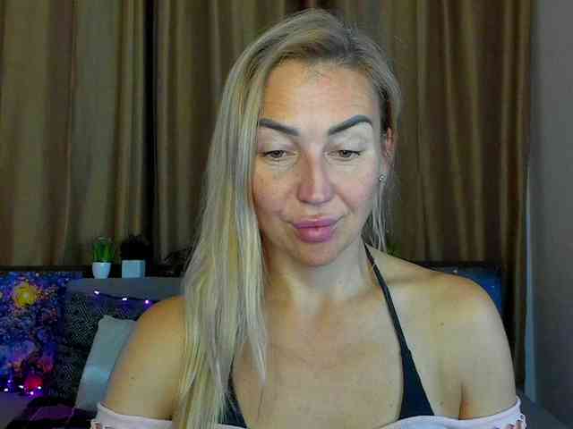 Jullyblondkiss webcam