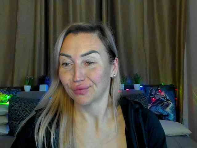 Jullyblondkiss webcam