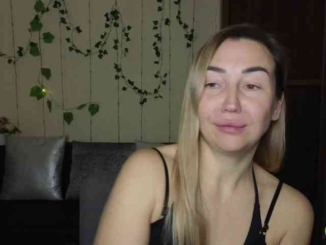 Jullyblondkiss webcam