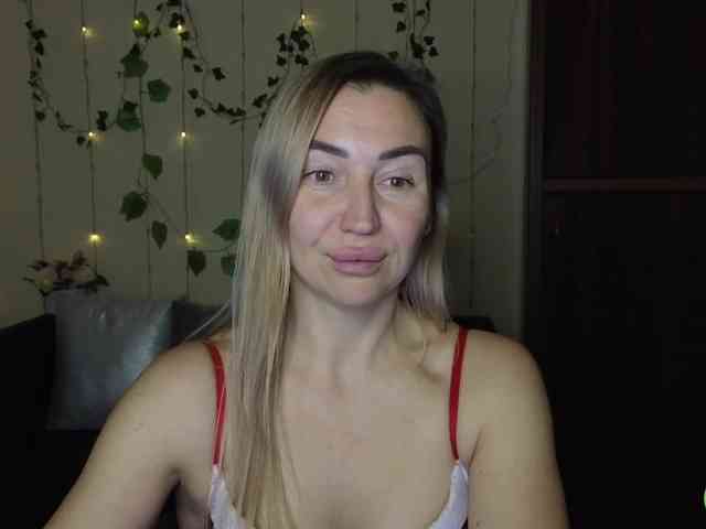 Jullyblondkiss webcam