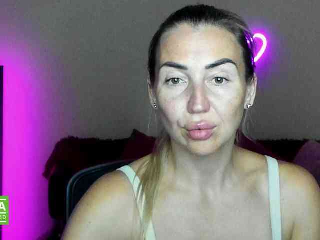 Jullyblondkiss webcam