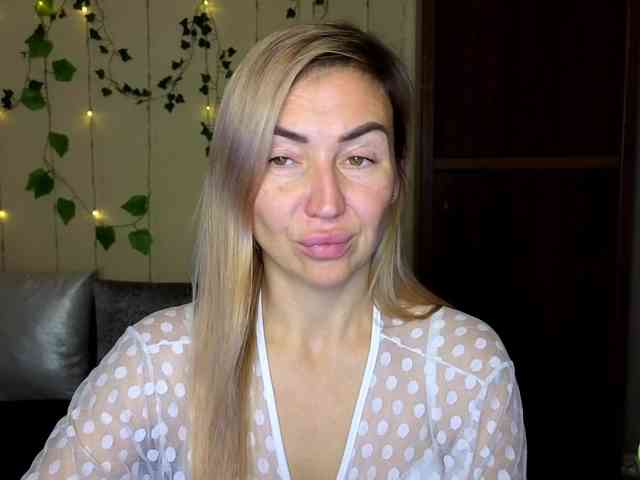 Jullyblondkiss webcam