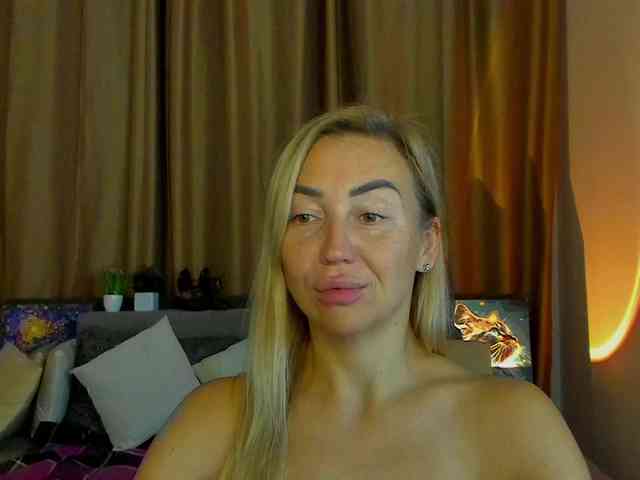 Jullyblondkiss webcam