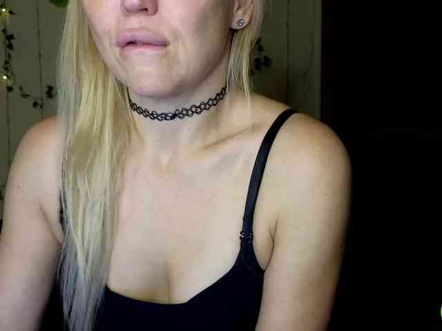 Jullyblondkiss webcam