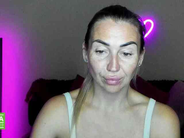 Jullyblondkiss webcam
